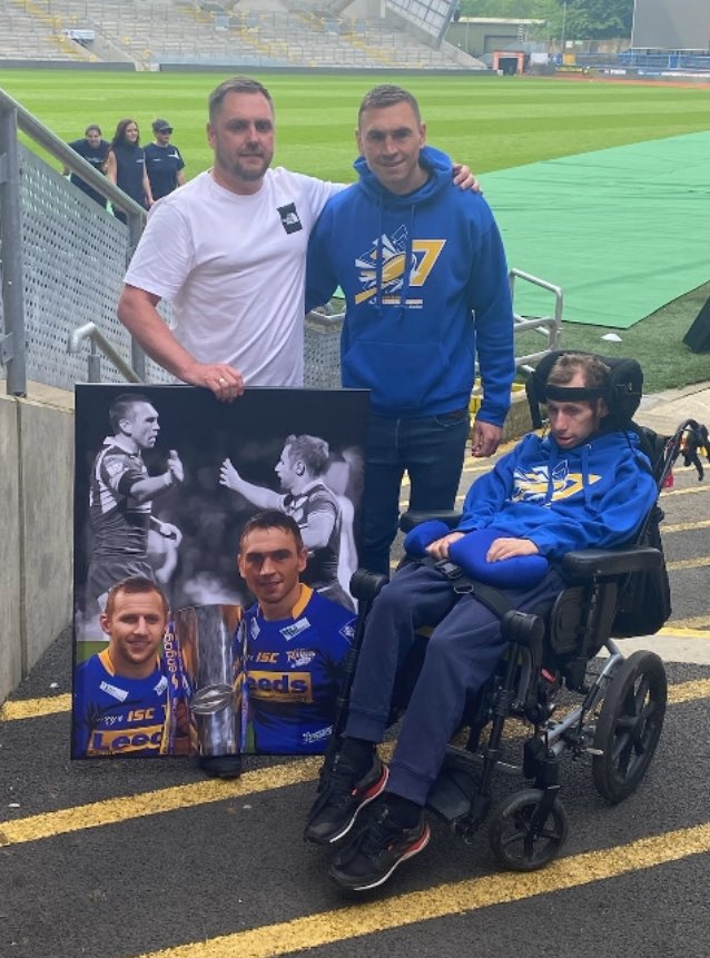 An absolute honour for me today to meet Kevin Sinfield CBE and Rob Burrow CBE. My Painting will be auctioned off with all the proceeds going to @DarbyRimmerMND the thought that my artwork can help others in a small way is something I’m extremely proud of 🎨❤️ #mnd #fundraising