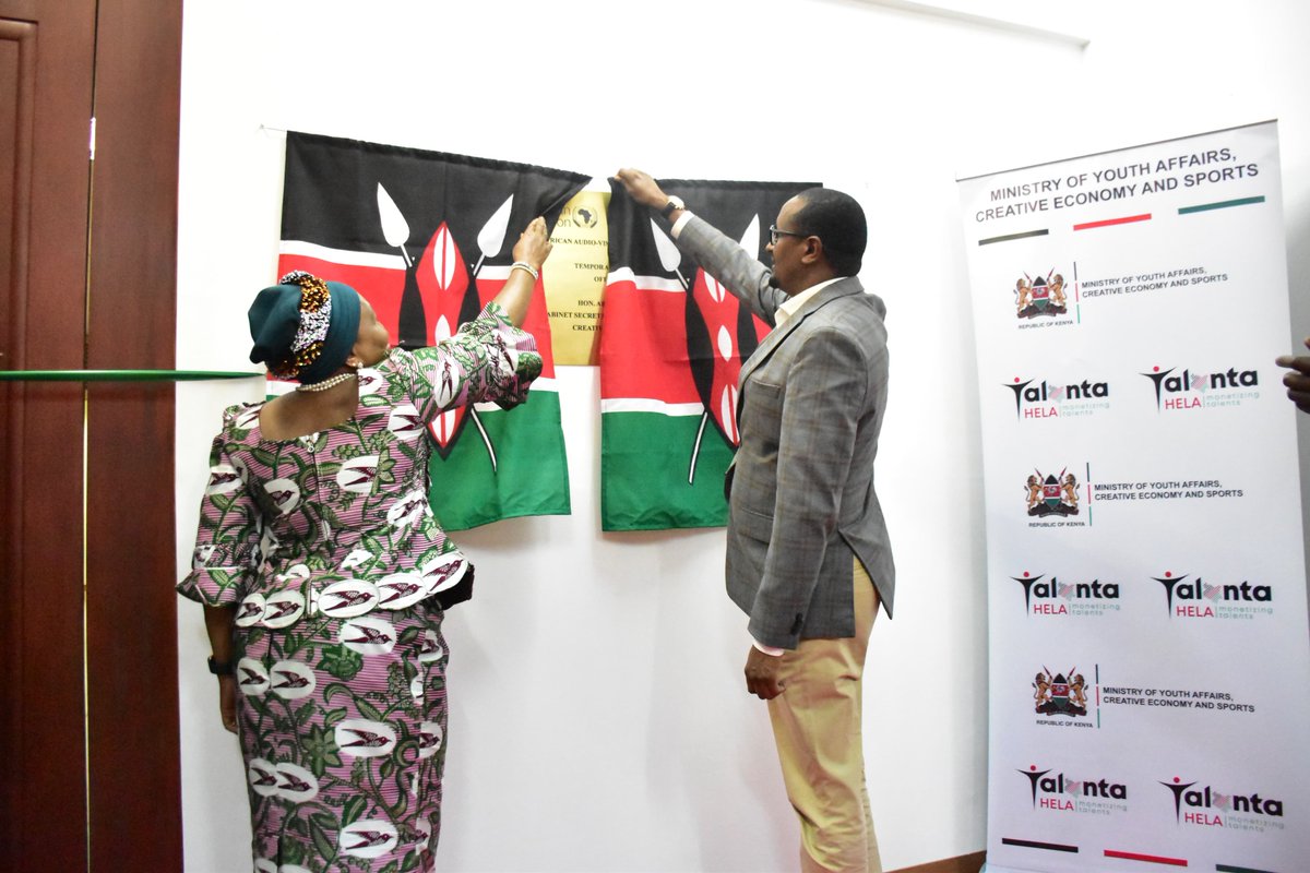 kenyafilmcomm's tweet image. Handing over office space for the temporary Secretariat of the #AACC  @IsmailMaalim19 , Ministry of Youth Affairs, Creative Economy and Sports together with H.E. Amb. @AmbSamate Commissioner for Health, Humanitarian Affairs; flanked by KFC CEO @TimothyOwase1
