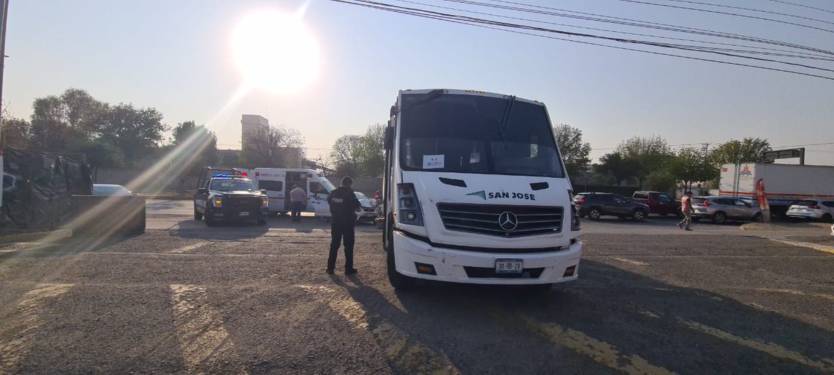 #AUTO | 🚗🚙 Auto colisionó en la parte posterior lateral de un autobús, dejando a dos mujeres heridas y daños materiales de consideración, la mañana de ayer, en San Juan del Río. noticiasdequeretaro.com.mx/2024/05/10/aut… #NOTICIASDEQUERETARO