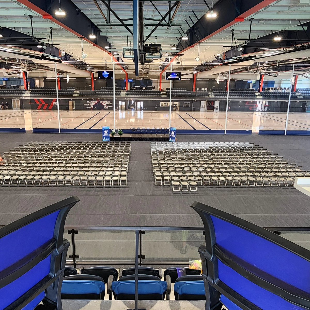 WoodyCarter4's tweet photo. Just a little versatility brought to you by @homefieldkc. Have your #events with us! I look forward to hearing from you. #meeting #graduation #galas #cheer #dance #wrestling #sports #Convention #letsgo #kck #kc https://t.co/zBn8Ilkse5