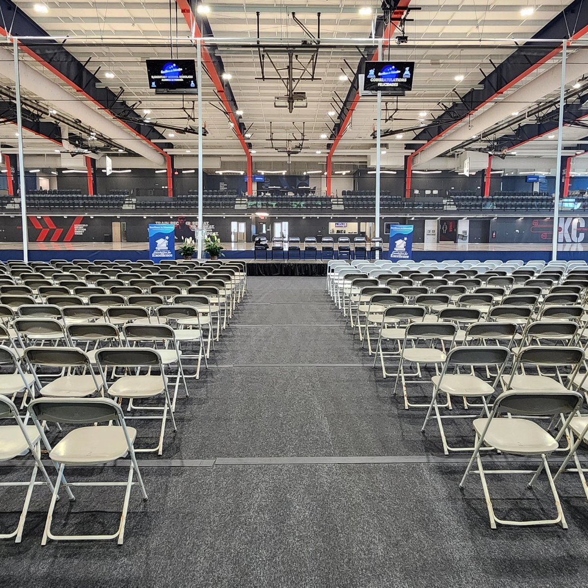 WoodyCarter4's tweet photo. Just a little versatility brought to you by @homefieldkc. Have your #events with us! I look forward to hearing from you. #meeting #graduation #galas #cheer #dance #wrestling #sports #Convention #letsgo #kck #kc https://t.co/zBn8Ilkse5
