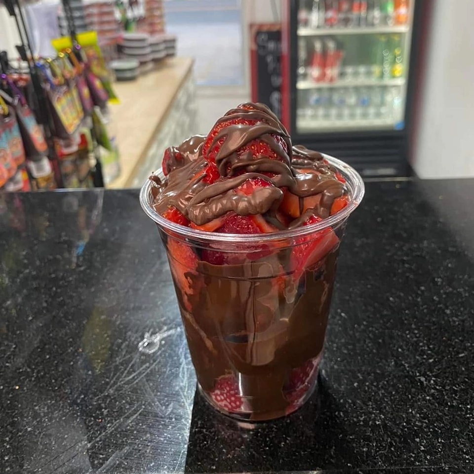 #FoodieFriday: El Chango Loco is now selling chocolate-covered strawberries 🍓 😋 😍 👌 ‼️ Stop by this weekend and indulge in treats after a long work week. Enjoy! 📍1909 Pleasanton Rd, #SanAntonio, TX 7822. #LiveFromTheSouthside