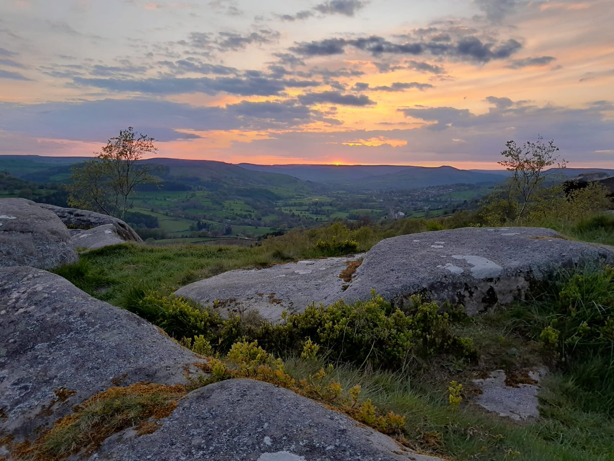 Sunny days in the Peak District usually lead to some lovely sunsets views, like this one over Surprise View last weekend. 📸Thanks to Chris from the Longshaw team for sharing this image. #sunset #peakdistrictsunset #sunatlast #greatviews