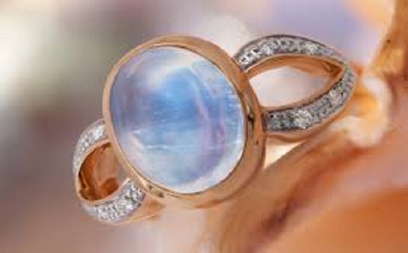 Moonstone has an ethereal charm and magic that enamors admirers through its captivating properties. #MoonstoneJewelry #MoonstoneFashionTrends #GemstoneJewelry

Know More: shorturl.at/fiP34