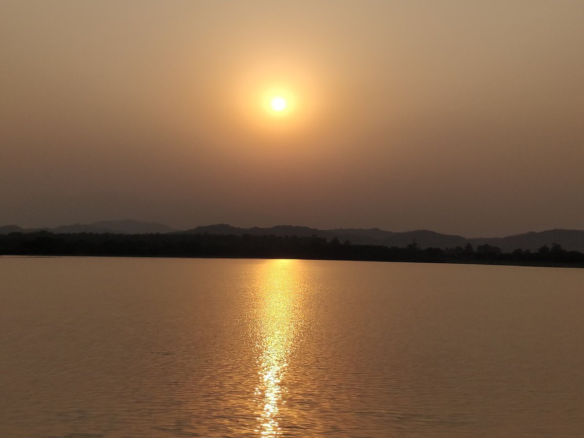 divyaasrisri's tweet photo. Glistening Sunrise , ~ D ☘︎
#NaturePhotography
#nature #naturelovers
#photooftheday
#sunrise #photo
#fridaymorning
#AkshayaTritiya
#photography
#photographer
#TrendingNow
#beautiful
#love #life
#SimpleFeelings https://t.co/mCj8KgS7AK