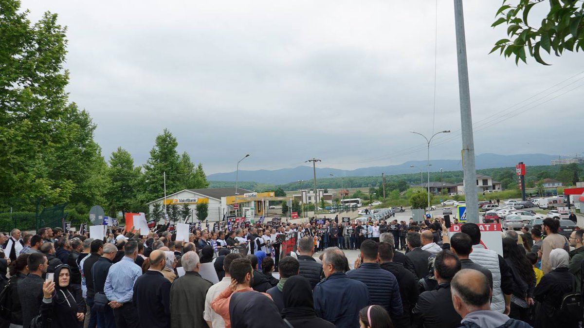Murat__MENGEN's tweet photo. ARTIK KINAMA DEĞİL, ŞİDDET YASASI İSTİYORUZ!

Artık bıçak kemiğe dayanmıştır. Neredeyse gün aşırı yaşadığımız ve biz eğitim çalışanlarını derinden üzen şiddete yine ve yeniden şahit olduk.

Son zamanlarda yaşanan hadiselere baktığımız da, şiddet münferit eylemler olmaktan çıkmış, ne yazık ki yaygınlaşmış, toplumsal sorun haline gelmiştir. 

Bugün yaşanılan acılar, ihmallerin ve umursamazlıkların neticesidir. İlerde yaşanmasını, istemediğimiz acılar da, bugünkü ilgisizliğin sonucu olmamalıydı. Okullarımız da eşkıyalığa ve  vandalizme geçit verilmemelidir.

Biz eğitim çalışanları olarak, yetkililerden sesimize kulak vermelerini, toplumumuzda giderek artan şiddeti ortadan kaldıracak önlemlerin bir an önce alınmasını, eğitim çalışanlarına yönelik şiddetle ilgili bir kanun maddesinin Öğretmenlik Meslek Kanununda mutlaka olmasını istiyoruz. 

Geleceğimizi emanet ettiğimiz eğitim çalışanlarımıza, öğretmenlerimize şiddet, ülkemize, milletimize, geleceğimize, umutlarımıza ihanet değil de nedir?

Artık eğitim çalışanlarımıza dönük şiddet olaylarının üstü kapatılmamalı, bu olaylar sadece idari ve adli soruşturmalarla geçiştirilmemeli, yaptırımlar para cezasından ibaret kalmamalıdır. 

Eğitim Çalışanlarına dönük şiddetin soruşturulması ciddiyetle yapılmalı, cezalar da, sosyal sonuçları da ağır olmalıdır. Bunlar gerçekleştirilmeden, yasalarla düzenlenme yapılmadan önleyici ve caydırıcı sonuç almak, mümkün değildir.

Bu yasal düzenlemeler yapılmaz ise, bizler daha çok bu üzücü haberleri okuyacak, her defasında hayıflanacak, gelinen ve yaşanan olaylara üzülmeye devam edeceğiz. Biz eğitim çalışanları olarak ne bu tip olayları basında görmek, ne şahit olmak, ne de yaşamak istemiyoruz.

Devletimizden isteğimiz, şiddeti önleyici, caydırıcı ve cezalandırıcı önlemleri alması ve gerekli yasal düzenlemeleri bir an önce, ivedelikle gerçekleştirmesidir.

@_aliyalcin_          I    @Yusuf__Tekin
@EgitimBirSen    I    @tcmeb

#egitimbirsen