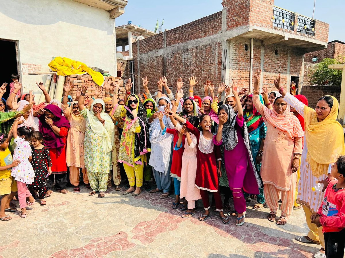 रसूलाबाद की महिलाएं निकल चुकी है कन्नौज में क्रांति लाने ।

कन्नौज की क्रांति।
अखिलेश तोड़ेंगे भ्रांति। <a href="/yadavakhilesh/">Akhilesh Yadav</a> <a href="/dimpleyadav/">Dimple Yadav</a> <a href="/samajwadiparty/">Samajwadi Party</a>