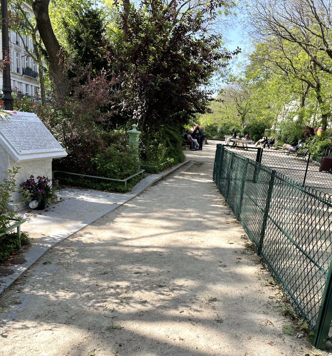 😳 🌳Comment un tel aménagement a pu être pensé sur la promenade Richard Lenoir #Paris 11 ? L’encagement des jeux d’enfant laisse un passage juste ridicule et l’accès à la plaque commémorative du Bataclan est à peine respecté. Rien ne va dans ce projet ! #SauvonsJulesEtRichard