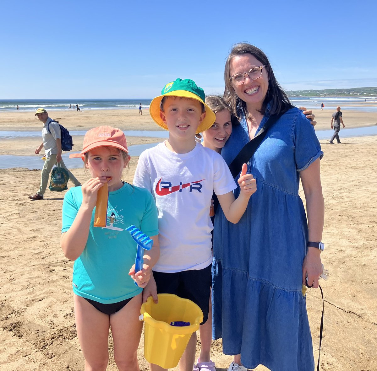Fun in the sun ☀️ in lovely #Lahinch & “great for the spirits” according to many I spoke to @drivetimerte @RTERadio1