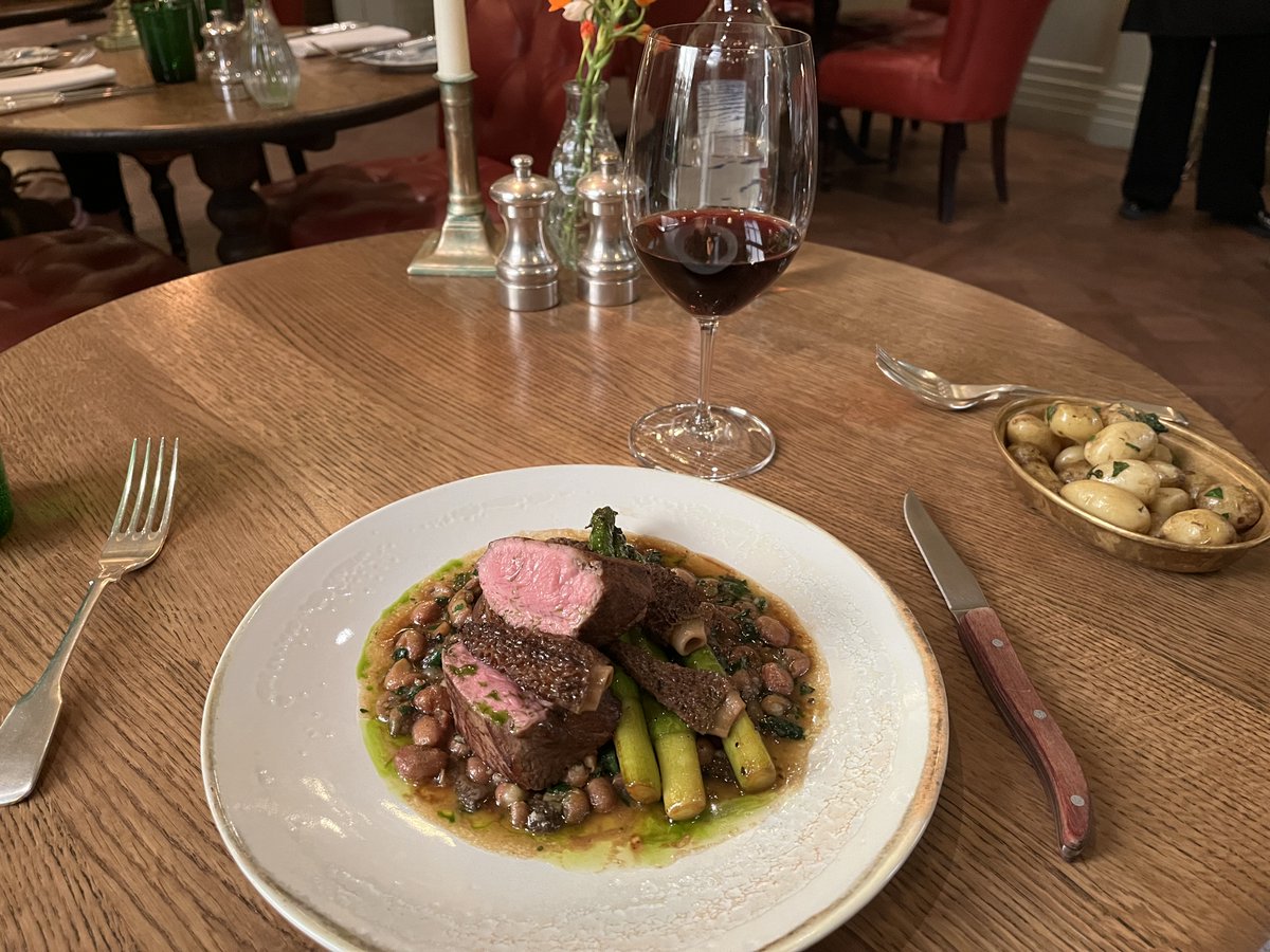 Veal, asparagus and morels – flavoursome, wholesome and seasonal @hhandco @limewoodhotel #NewForest #MICHELINHotels guide.michelin.com/gb/en/hampshir…
