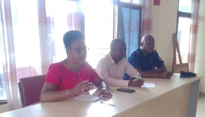 CommuneMuha's tweet photo. Kuruyu wa 9/5/2024, musitanteri wa @CommuneMuha , #DévoteNdayisenga yagirishije inama idasanzwe muntumbero, y'uguhimiriza bene ububare gucungera umutekano wububare , nokutaduza ibiciro kubinyobwa, kuko uwuzofatwa azohanwa yongera yugarirwe nakabare. @MininterInfosBi @BurundiGov https://t.co/X33MwDyQDh