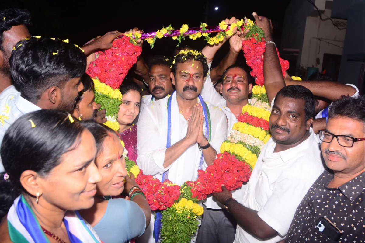 AllaNaniYsrcp's tweet photo. ఎన్నికల ప్రచారంలో ఆళ్లనాని గారికి తిరుగులేదు..

ప్రతీ గడపనా ఆళ్లనాని గారికి ప్రశంసల వర్షం.

ఎన్నికల ప్రచారంలో భాగంగా స్థానిక 1వ డివిజన్ కోడేలు హమాలీ కాలనీలో ఏర్పాటుచేసిన వైయస్సార్ కాంగ్రెస్ పార్టీ కార్యకర్తల ముఖ్య సమావేశంలో పాల్గొన్న  ఏలూరు శాసనసభ్యులు ఆళ్లనాని గారు..

#AllaNani https://t.co/pKrvr5qLn5