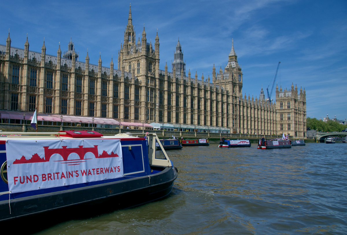 Earlier this week a 20-strong flotilla delivered a call to Government for funding to protect the future of our inland waterways. Find out more about the #FundBritainsWaterways coalition and show your support - rya.org/LC2L50RBZIw 📷 - Kev Maslin/ Chasing the Boats