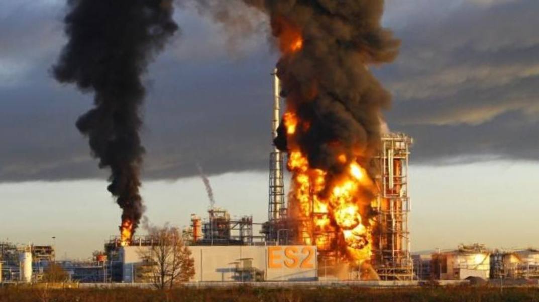 🔥👀 "Refinery workers in Russia are quitting their jobs en masse after the Ukrainian attacks", — Newsweek.

❗️After the "raid" on the Kuibyshevsk Oil Refinery in March, several dozen workers of various qualifications — mainly engineers and chemists — left.  The plant posted ~50