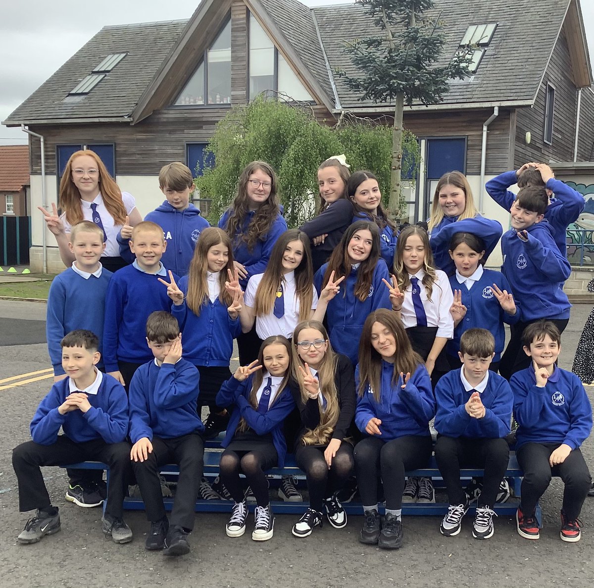 To finish off the week, P7 headed to LHS for their transition days 🤩 I look forward to hearing all about it next week! ☺️ @airthprimary @LarbertHigh