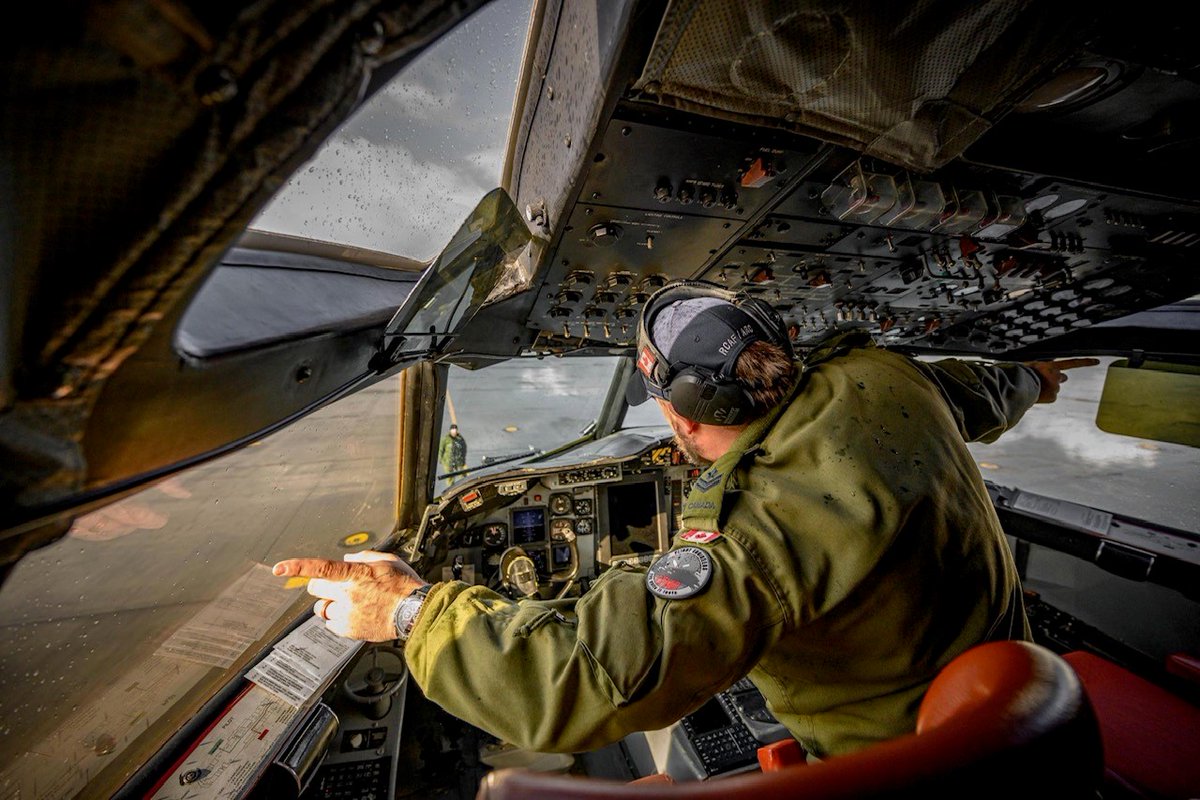 A Flight Engineer in the cockpit of a @RCAF_ARC CP-140 Aurora communicates with techs on the ground via hand signal during a pre-flight inspection. The #RCAF CP-140 Detachment is deployed to Iceland for #NATO’s Exercise #DYNAMICMONGOOSE. #WeAreNATO