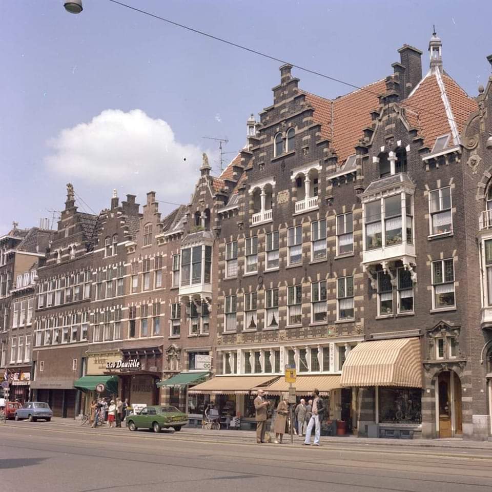 De Schiedamseweg met winkels en horeca, 1976-1979. 
tumblr.com/rotterdamvanal… 2022