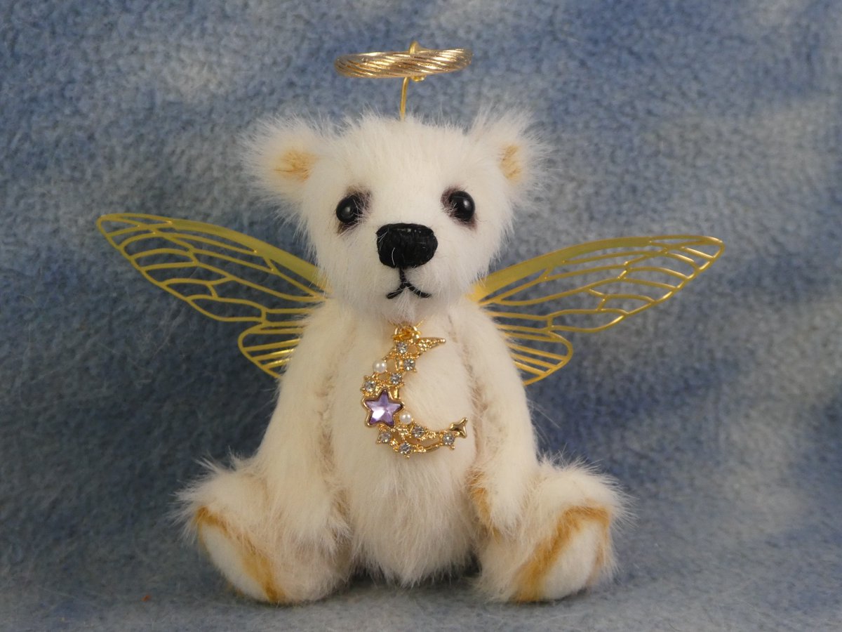 Meet tiny Seraphina, the last little #BramberBears creation before the weekend! She's a sweet little angel bear, so fuzzy and soft and with such a sweet expression #OneofaKind Happy Weekend everyone! bramberbears.etsy.com/listing/171500…