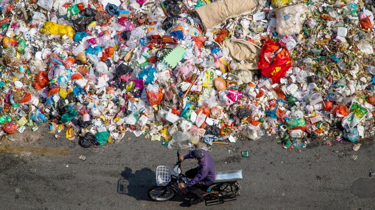 Am 14.7., 19 Uhr, zeigt das #naxos.Kino den #Dokumentarfilm 'Die Recycling-Lüge' (D 2023) von @bennywermter und Tom Costello. Ist Recycling Greenwashing? Wer verdient an der Plastikkrise? Die Ergebnisse der Recherche sind verstörend. Gespräch mit Regisseur und Expertin #Frankfurt