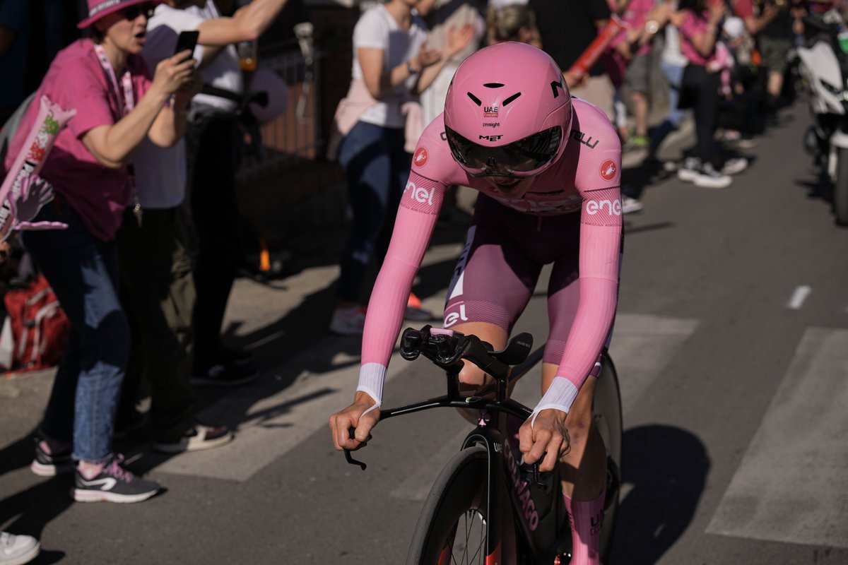 “I’m super happy with my day on the bike” Tadej Pogačar repeats shock and awe of 2020 Tour-winning ride to beat Filippo Ganna and destroy his GC rivals during potentially race-killing #GirodItalia time trial, as Geraint Thomas ships two minutes road.cc/308295