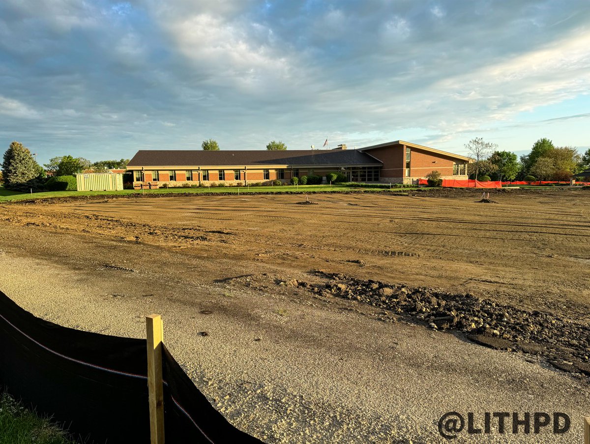 LITHPolice's tweet photo. This past week the crew continued excavation & land clearing. The site is already starting to take on some shape. Next week, community members can expect more land clearing, moving dirt from the build site & preparation for site utilities. #lithpd #lakeinthehills #newpd https://t.co/Y55nNI40A9