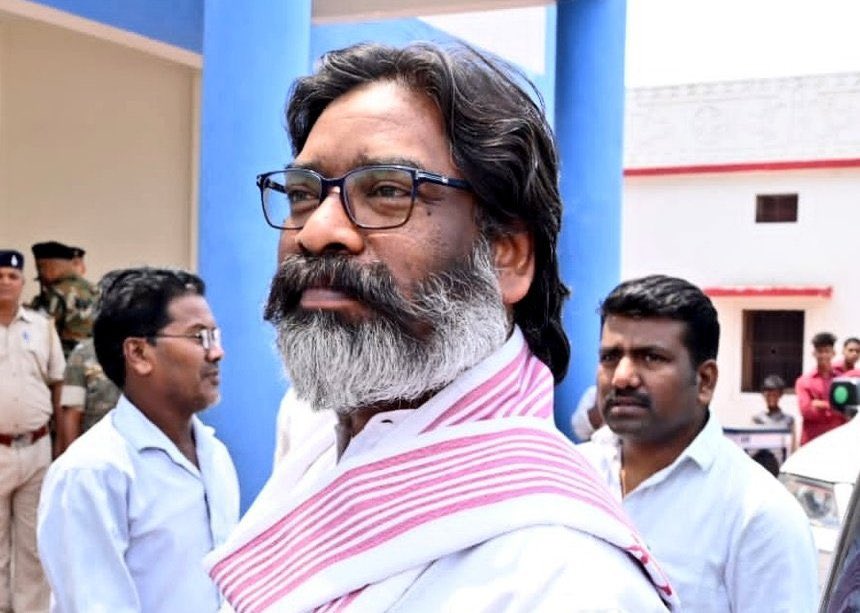 Ex Jharkhand CM Hemant Soren has also filed a bail application for 'poll campaigning' to the SC. His bail was rejected How will the Courts deny bail to Soren if they've granted it to #ArvindKejriwal on similar grounds? Precedence has already been set. Feeling bad for him.