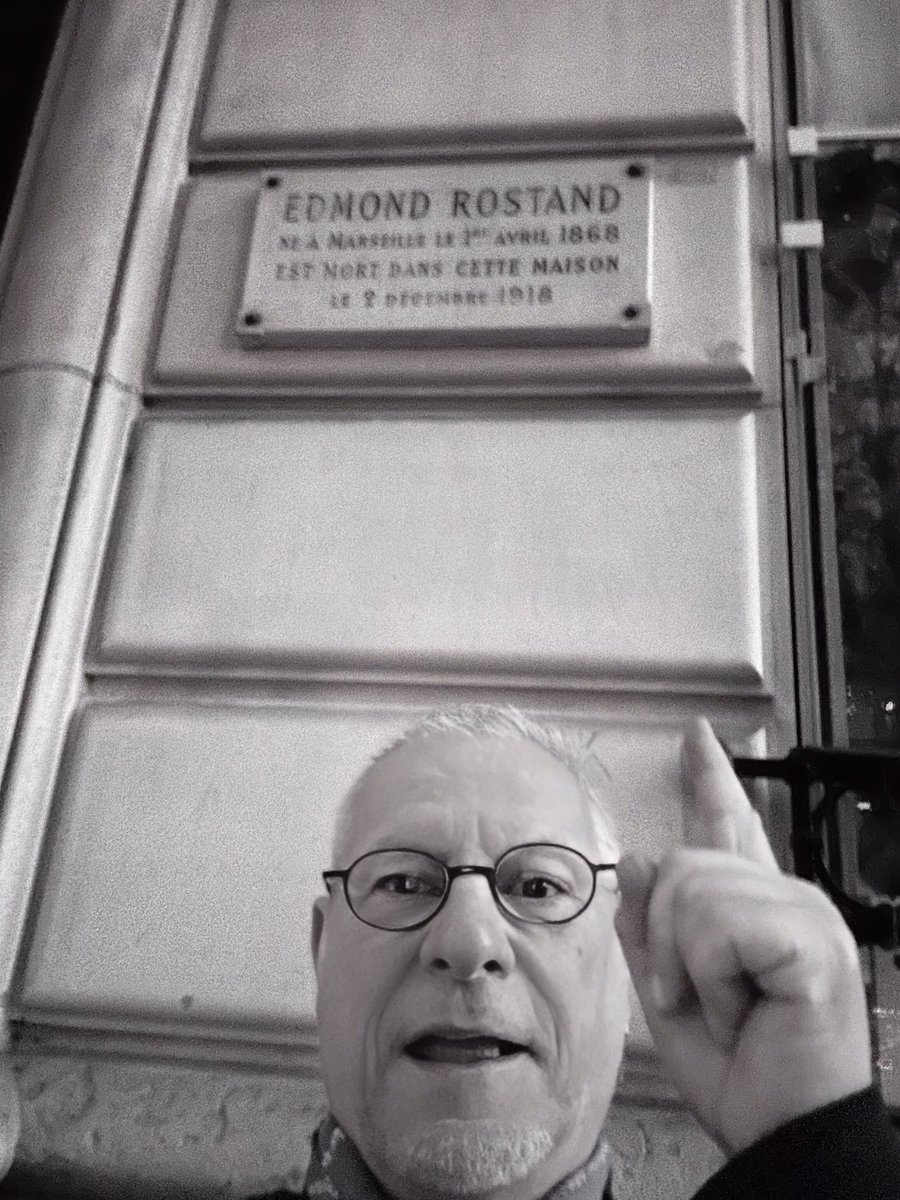 Edmond Rostand Destansı komedi Cyrano de Bergerac'ın yazarı. Bu tiyatro oyunu büyük bir başarıya imza attı. Hugo'nun Hernani oyunundan beri hiçbir drama böyle coşkuyla karşılanmamıştı.

1918'de öldü ve Cimetière de Marseille'ya gömüldü.
.
#Paris