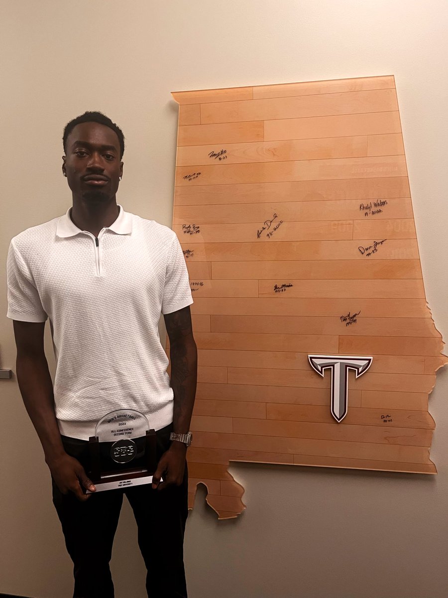 CoachScottCross's tweet photo. The legend, Zay Williams, has returned to sign our “Alumni Board”! Zay is one of the all-time greatest players to ever put on a Troy Jersey! #TakeTheStairs https://t.co/AXMYKpukQf