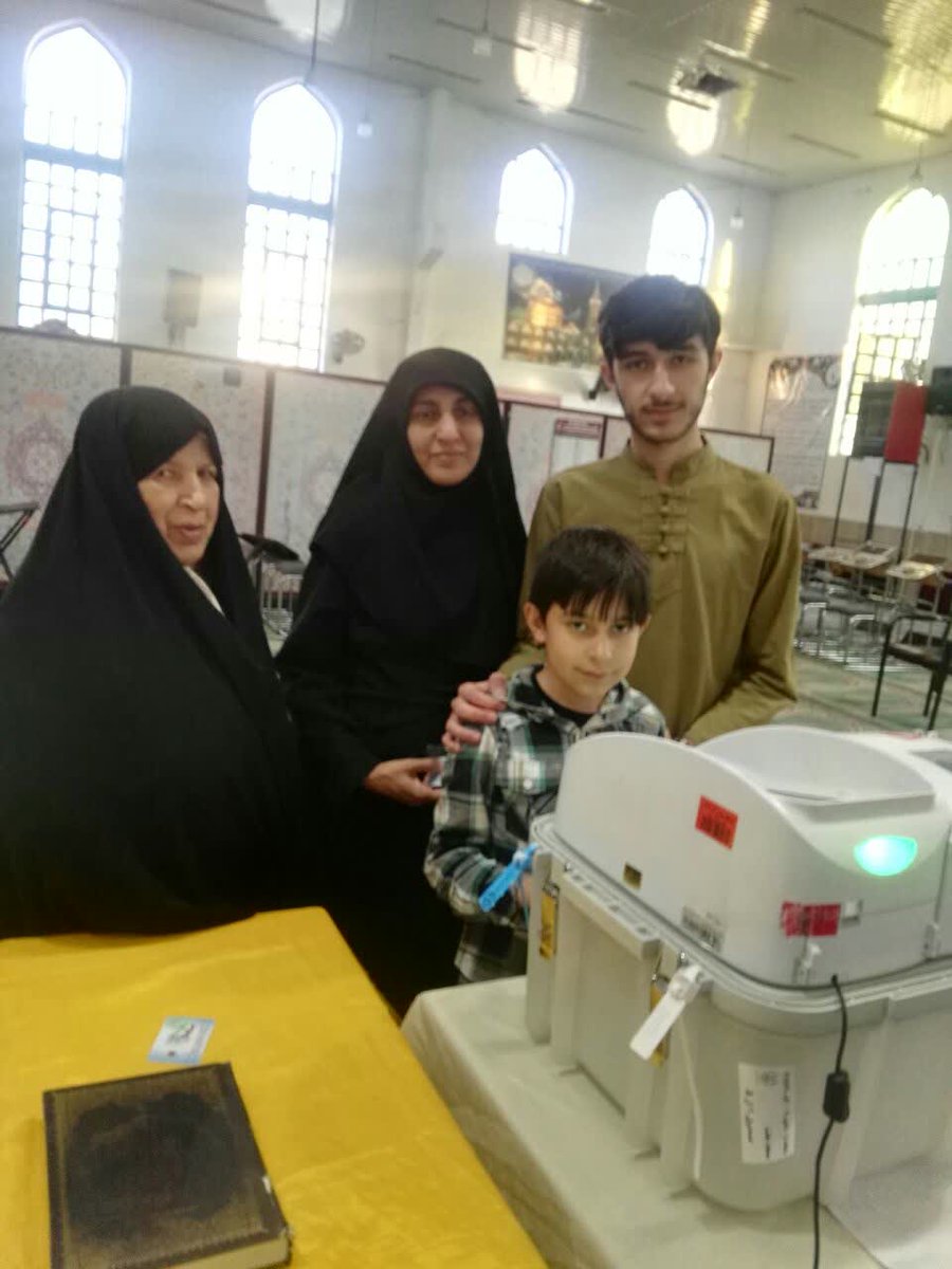 با پسرام و مادرم رفتیم پای صندوق
که اعلام کنم #رای_میدهم 
#انتخابات_تهران