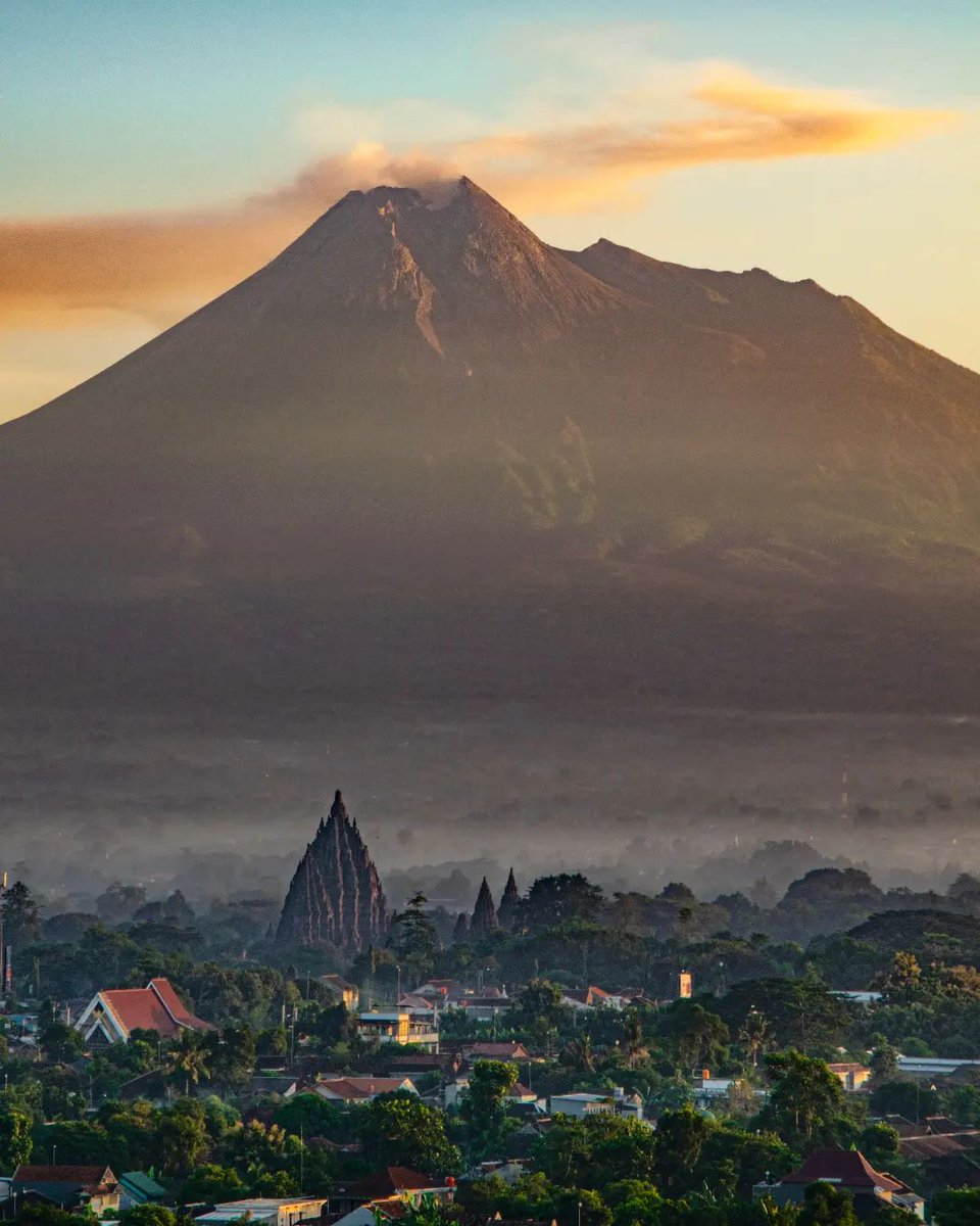 [Foto] Keindahan Gunung Merapi & Candi Prambanan saat Sunrise. . . . Lokasi: Sumberwatu, Yogyakarta (yusuf_ynv20)