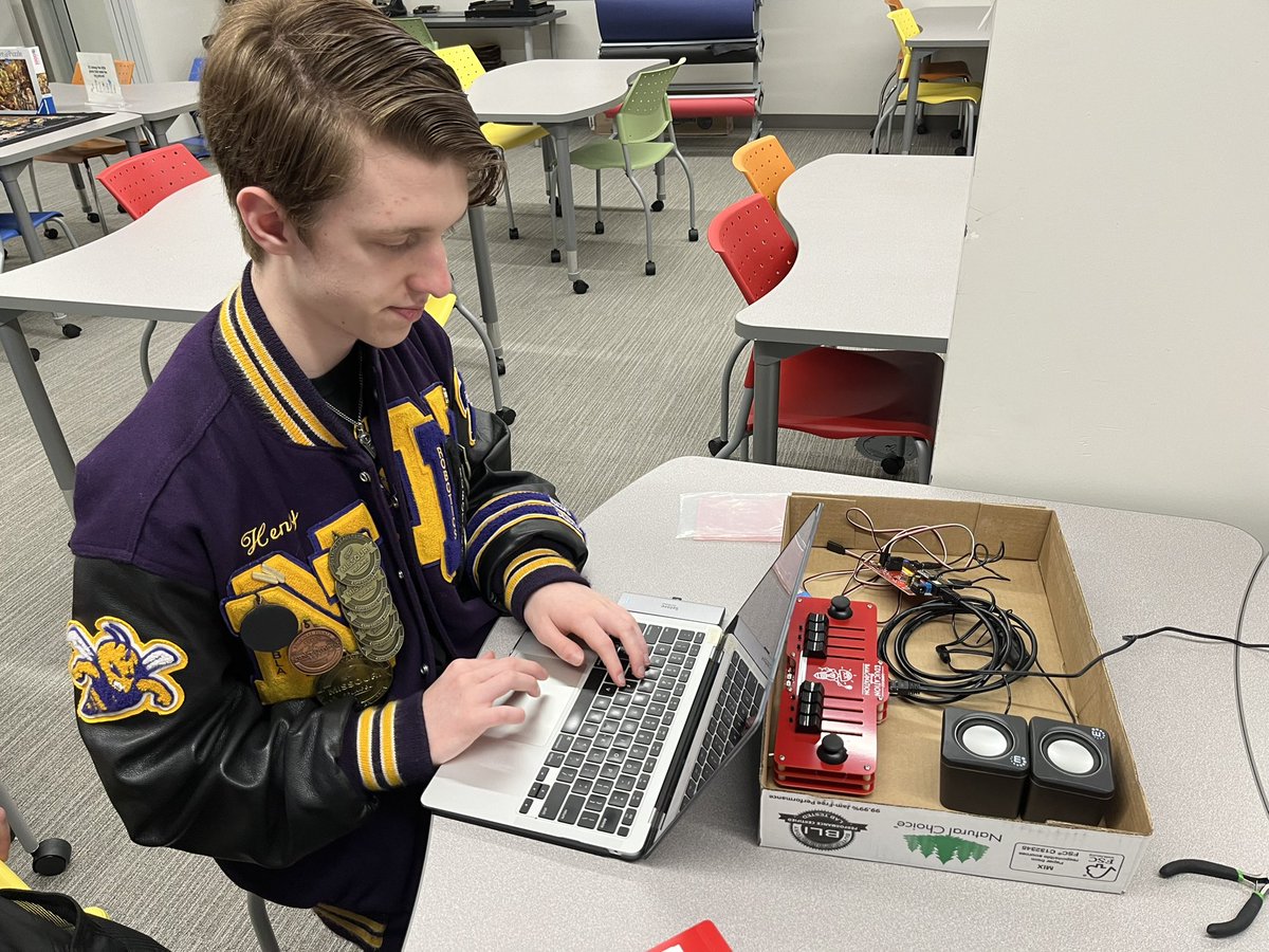 Getting ready for the Mini Song Bird Challenge with <a href="/GarnerHoltEtI/">Garner Holt Education through Imagination</a> for <a href="/worldsoffun/">Worlds of Fun</a> Education Day! <a href="/NorthtownNews/">Northtown News</a> <a href="/NKCSchools/">NKC Schools</a>