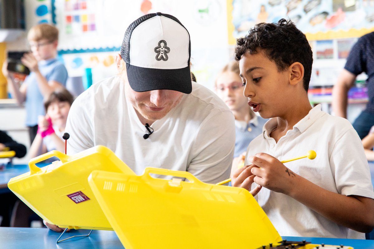 createmusicUK's tweet photo. 🎸We got Shivers! The one and only @edsheeran visited Create Music at Fairlight School in Brighton today! 

💚Ed met the students, performed a short set and even donated guitars to help us support other young people on their musical journey. Thanks Ed – today was Perfect! https://t.co/1HIdjiuRu6