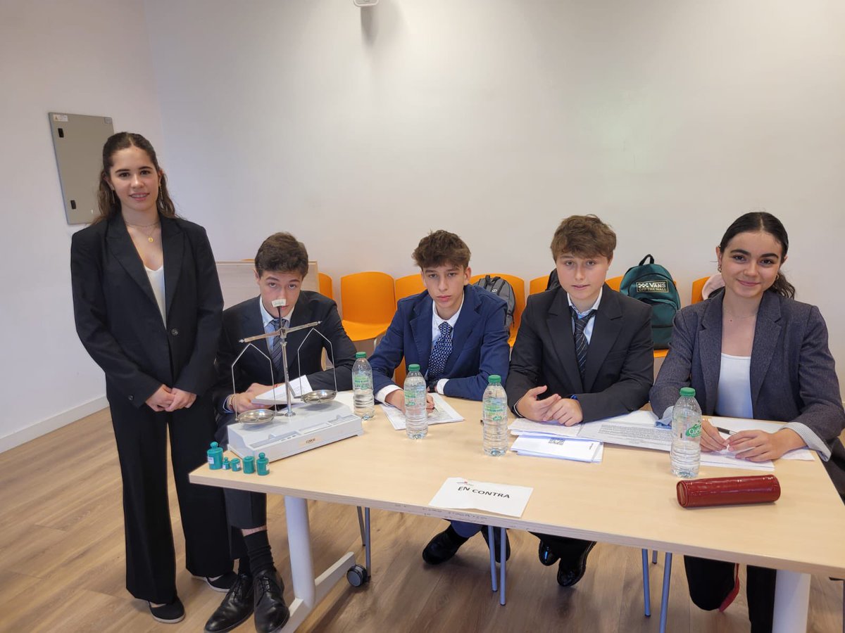 Los alumnos de Oratoria y Debate de #cuartodeESO han participado esta mañana en el XV Torneo de Debate de la CAM. Preparados y acompañados por la profesora Gemma López han pasado a la final que se disputará el próximo 11 de junio en el ISMIE.¡Un orgullo de equipo!