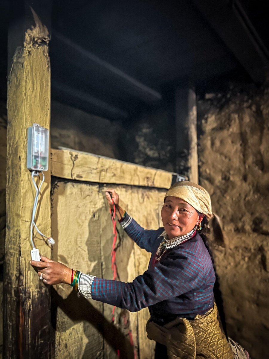 BarefootCollege's tweet photo. Flashback to #Nepal:
3 Nepalese ๐ณ๐ต #SolarMamas solar electrified 265 remote rural households, impacting +2,100 people๐ก . Our partners Women Light the World & @UNDPNepal were integral to the success of the program.
#womenempowerment #solarenergy #greenenergy #ClimateJustice https://t.co/hBVuQqqQ6t