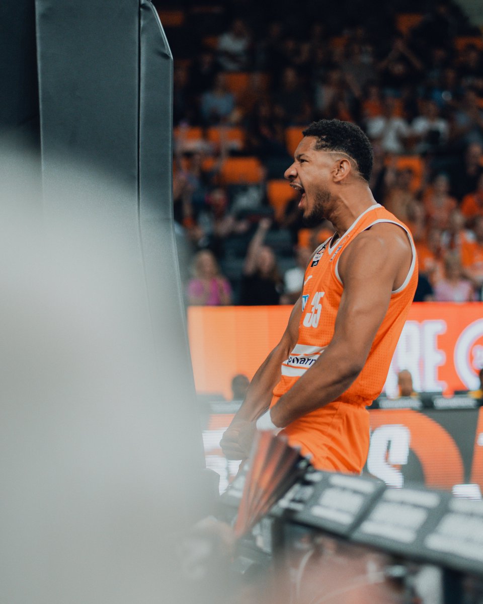 _felixsteiner's tweet photo. if you are not watching a lot of Ulm games: this is what Karim Jallow does any given night. 
#uuulmer #easycreditbbl #heimsieg https://t.co/5hr4sSGSPk