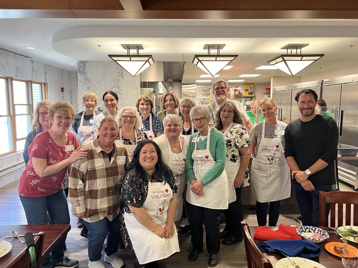 RMHUpperMidwest's tweet photo. S/O to these @mytalk1071 listeners, @danielgreen70, @lexandthecities and @hollydroberts for preparing an amazing multi-course meal for RMH families. So much love - and so much good food - in the House last night! 💗🍚💗 #BidsforKids24 #myTalkers #ChefNight https://t.co/nTKRw4B1pl