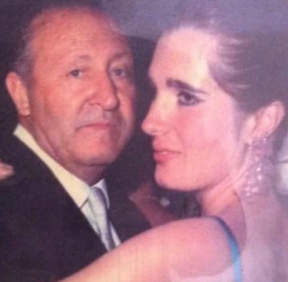 Imposible celebrar hoy sin recordar a mi madre que partió hace 11 años. Aquí con su papá, mi abuelo. A todas las Mamás valientes y luchadoras les mando un abrazo y mi más sincera felicitación.