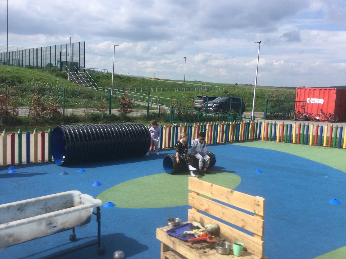 SchoolHillside1's tweet photo. What a glorious day for our pyjama party treat! #soundsofsuccess #P1THillside https://t.co/R1ggFKhTmD