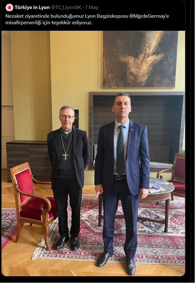 Türkiye'nin Lyon Başkonsolosu Cemil Yıldırım, Lyon Başpiskoposuna yaptığı ziyarette şehadet parmağını göstererek bir adım önde fotoğraf verdi.