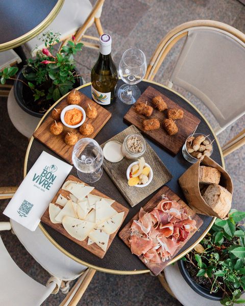 Nouveau au Bon Vivre : l’Apéro Grigno’ ! Un assortiment de délicieux fromages, charcuteries, et autres grignotages qui se marient parfaitement avec notre sélection de vins. Tous les jours, de 17h à 19h30 !
#apero #aperotime #toulousefr #toulousefood #toulousemaville