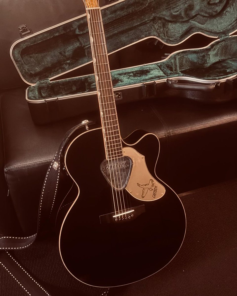Kick off your #FalconFriday with this stunning acoustic Falcon from Ricky Warwick. What Gretsch are you playing today?