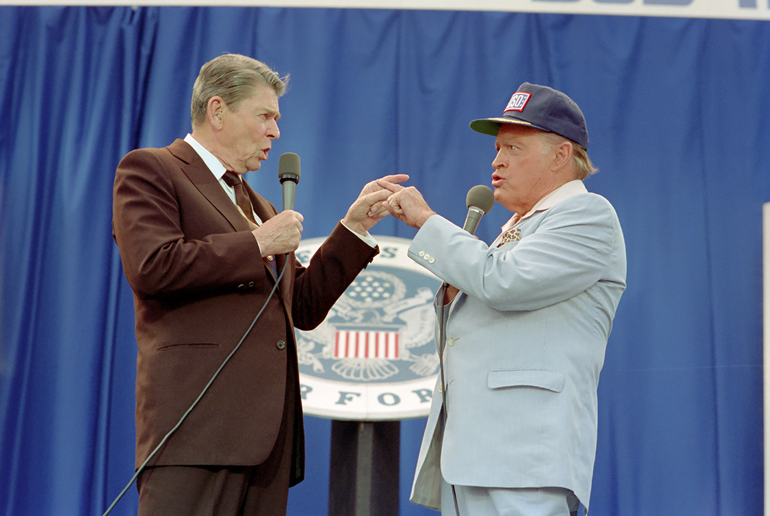 #OTD in 1987 #PresidentReagan attended Bob Hope’s 40thAnniversary Salute to the U.S. Air Force in Fayetteville, North Carolina. Click the link below to listen. catalog.archives.gov/id/161352576 --- Photograph – catalog.archives.gov/id/75855427
