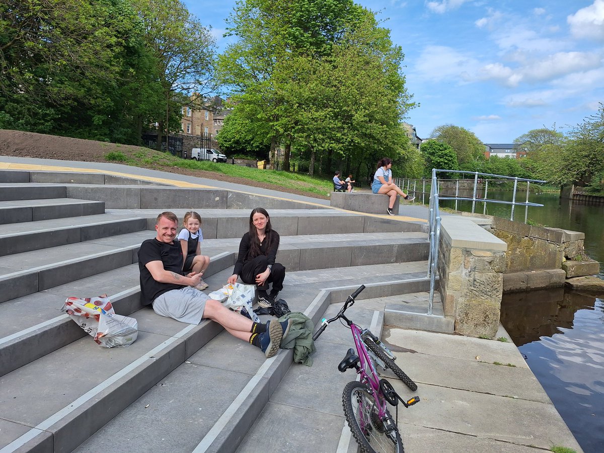 WOLCT's tweet photo. COALIE PARK IS OPEN!! 23 weeks of closure and its quite the transformation. Wonderful to see so many people enjoying the space in the sunshine 🌞  @PathsforAll @SustransScot @Edinburgh_CC @EdinOutdoors #parklife https://t.co/tWQkgNLJdb