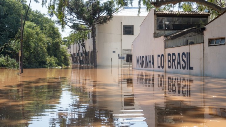 Coca-Cola FEMSA has temporarily shut one of its production sites in Brazil following severe floods in the local area. The closure of the site in Porto Alegre comes after the southern state of Rio Grande do Sul experienced extreme rainfall. @CocaCola Just-drinks.com/news/bottler-c…