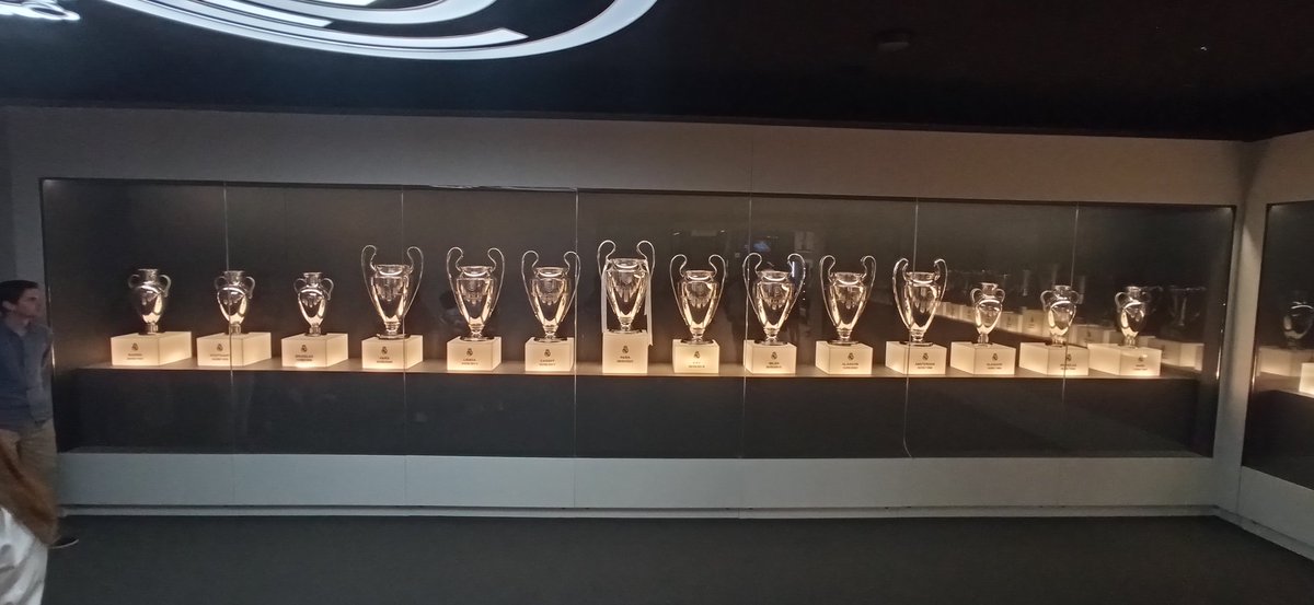 Jeśli chcecie teraz iść na #SantiagoBernabeu 🏟️ to średnio polecam. 

Niedosyt spory z braku murawy i zwiedzania szatni, ale najważniejsze że się było!

Może za parę lat ze szwagrem na mecz #RealMadryt 👑 się pojedzie 🙂