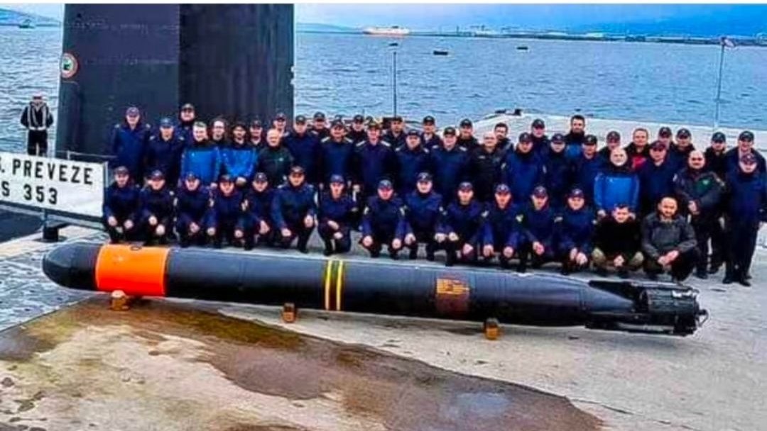 Namı diğer 'GEMİ KIRAN' atışa hazır! Türkiye'nin bugüne kadar Deniz Kuvvetleri için ürettiği en büyük silah olan Akya Torpidosu hizmete girdi. Denizaltı unsurlarına entegre edilen Akya; 7 metre uzunluğunda, 1.200 kilogram ağırlığında, 50 kilometre menzillidir.