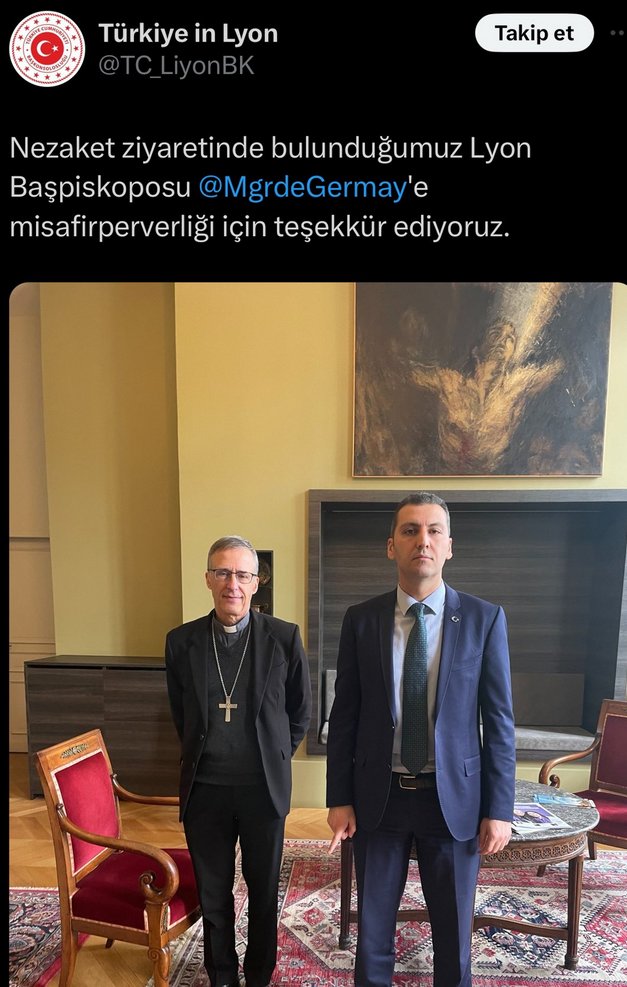 Türk diplomat Cemil Yıldırım, Lyon Başpiskoposuna yaptığı ziyarette bir adım önde ve şehadet parmağını göstererek fotoğraf verdi.

Bu fotoğrafı da Türkiye'nin Lyon Başkonsolosluğu paylaştı. Tepkiler sonrasında fotoğraf silindi.