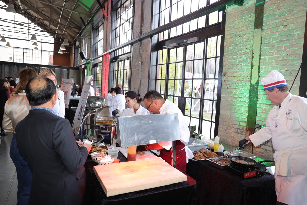 HCI_Ottawa's tweet photo. @HCI_Ottawa organized #FlavoursofBharat, a unique India food festival in partnership with @coconutlagoon with celebrated Chef Joe Thottungal and a team of Indian Chefs in Canada. The event promoted diverse cuisine of India. @MEAIndia
@IndianDiplomacy @MinOfCultureGoI @iccr_hq
@DDNewslive @PIB_India @ANI @SBICanadaBank @ICICIBank @tgifOttawa @DiasporaDiv_MEA