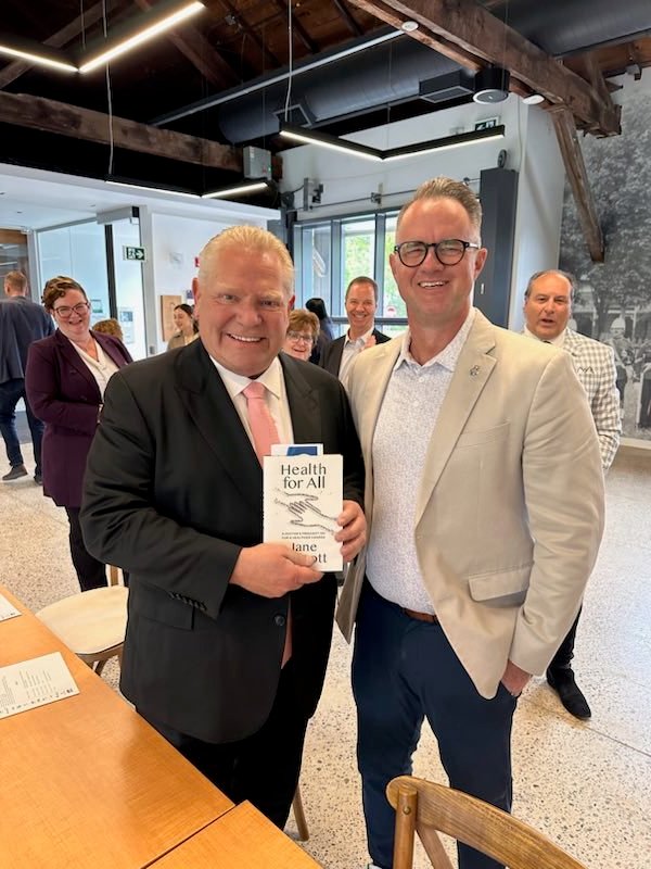 Looks like Stouffville mayor @iainlovattws has hand-delivered a gift of #HealthForAll to Ontario's Premier @fordnation & he looks happy about it😀. I hope he enjoys the read📕 & supports the plan to ensure that everyone in the province has an interdisciplinary #primarycare home.