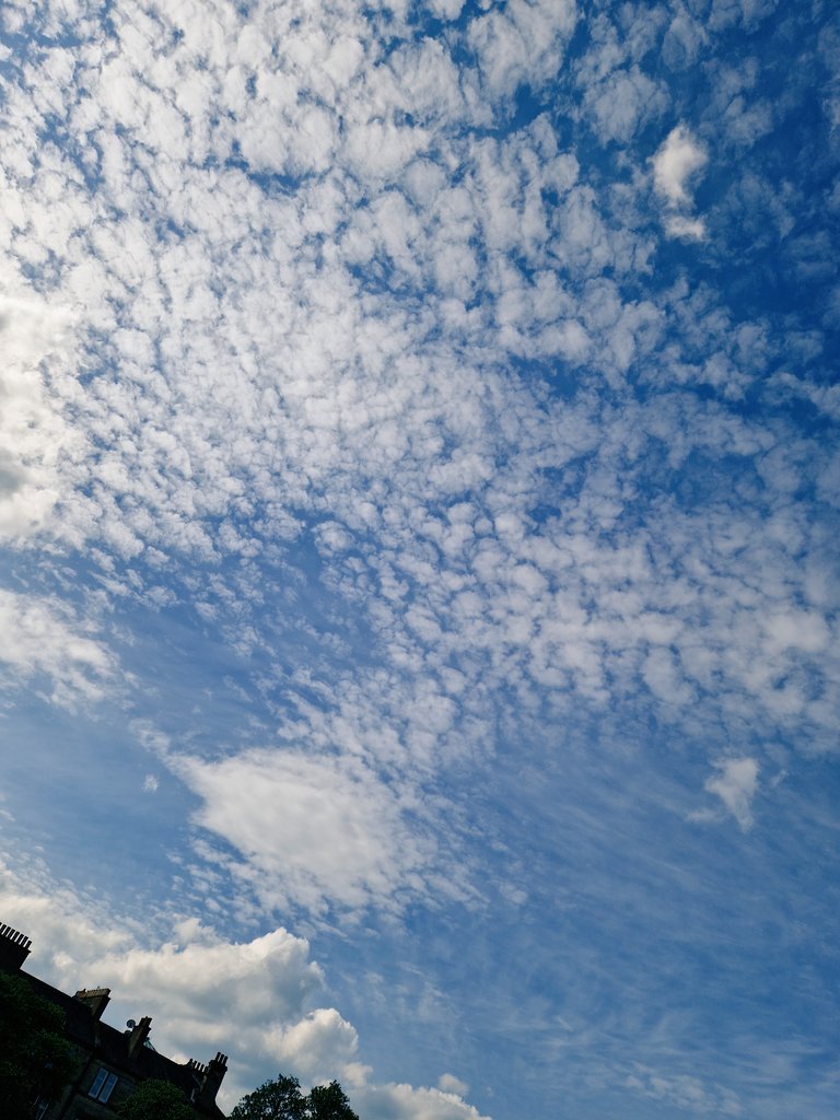 A beautiful, sunny afternoon in Edinburgh today! And some absolutely gorgeous clouds.